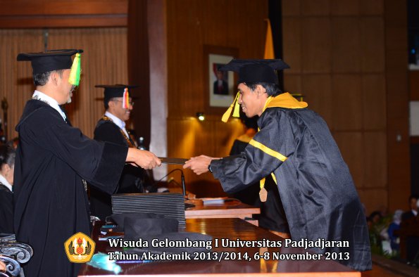 wisuda-unpad-gel-i-ta-2013_2014-fakultas-ilmu-komunikasi-oleh-dekan-070