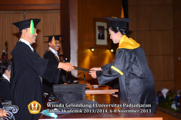 wisuda-unpad-gel-i-ta-2013_2014-fakultas-ilmu-komunikasi-oleh-dekan-073