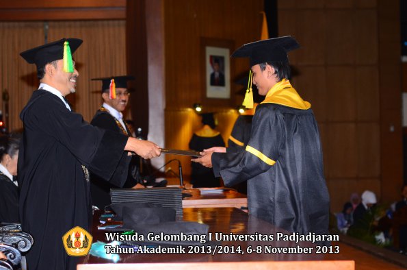 wisuda-unpad-gel-i-ta-2013_2014-fakultas-ilmu-komunikasi-oleh-dekan-075