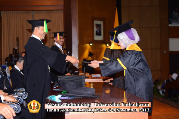 wisuda-unpad-gel-i-ta-2013_2014-fakultas-ilmu-komunikasi-oleh-dekan-077