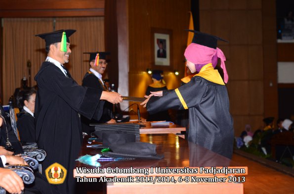 wisuda-unpad-gel-i-ta-2013_2014-fakultas-ilmu-komunikasi-oleh-dekan-078