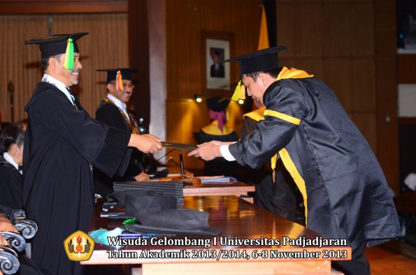 wisuda-unpad-gel-i-ta-2013_2014-fakultas-ilmu-komunikasi-oleh-dekan-080