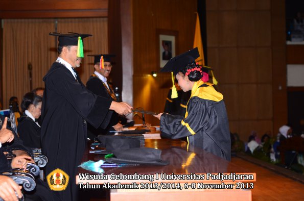 wisuda-unpad-gel-i-ta-2013_2014-fakultas-ilmu-komunikasi-oleh-dekan-089