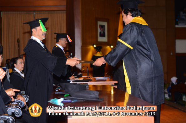 wisuda-unpad-gel-i-ta-2013_2014-fakultas-ilmu-komunikasi-oleh-dekan-092