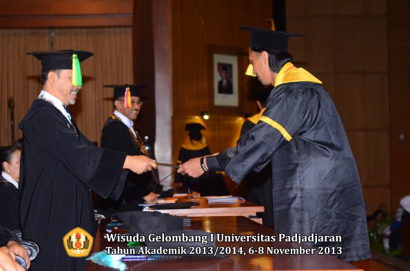 wisuda-unpad-gel-i-ta-2013_2014-fakultas-ilmu-komunikasi-oleh-dekan-096