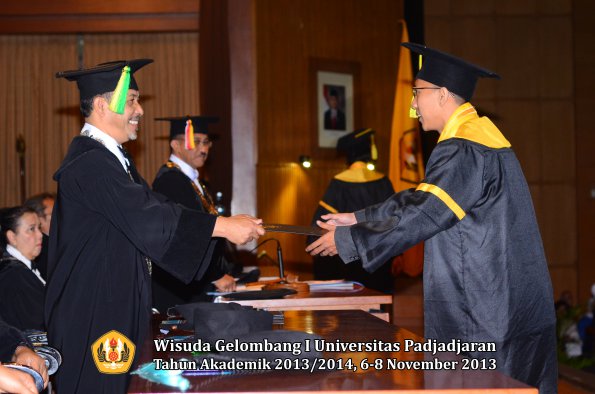 wisuda-unpad-gel-i-ta-2013_2014-fakultas-ilmu-komunikasi-oleh-dekan-097