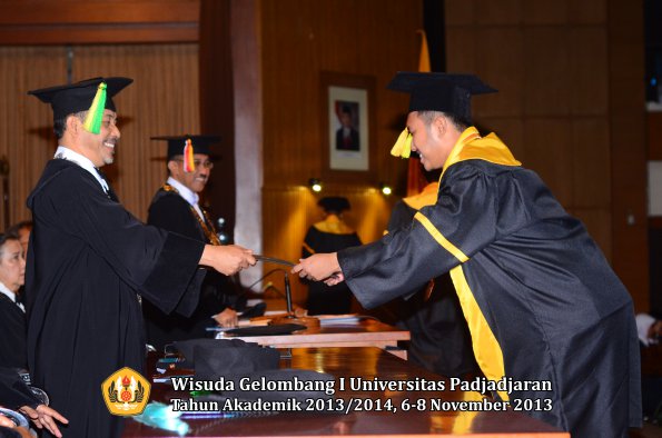 wisuda-unpad-gel-i-ta-2013_2014-fakultas-ilmu-komunikasi-oleh-dekan-099