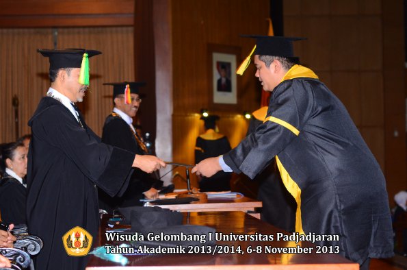 wisuda-unpad-gel-i-ta-2013_2014-fakultas-ilmu-komunikasi-oleh-dekan-100