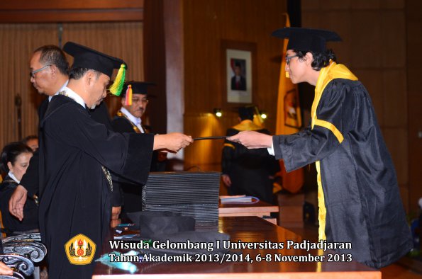 wisuda-unpad-gel-i-ta-2013_2014-fakultas-ilmu-komunikasi-oleh-dekan-101