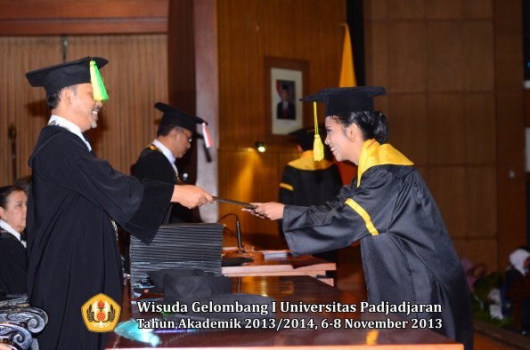 wisuda-unpad-gel-i-ta-2013_2014-fakultas-ilmu-komunikasi-oleh-dekan-103