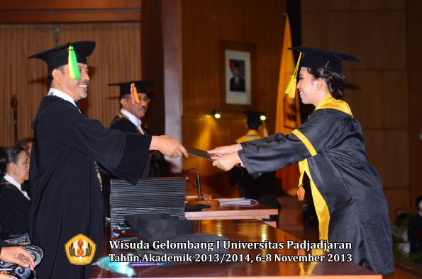 wisuda-unpad-gel-i-ta-2013_2014-fakultas-ilmu-komunikasi-oleh-dekan-104