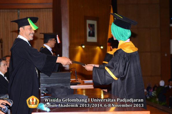 wisuda-unpad-gel-i-ta-2013_2014-fakultas-ilmu-komunikasi-oleh-dekan-105