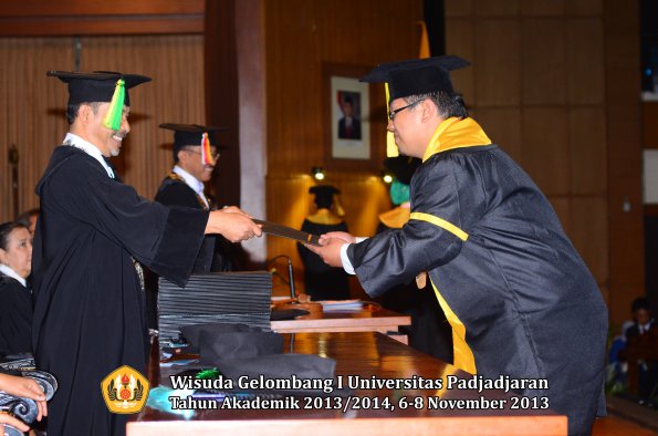 wisuda-unpad-gel-i-ta-2013_2014-fakultas-ilmu-komunikasi-oleh-dekan-106