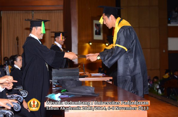 wisuda-unpad-gel-i-ta-2013_2014-fakultas-ilmu-komunikasi-oleh-dekan-110