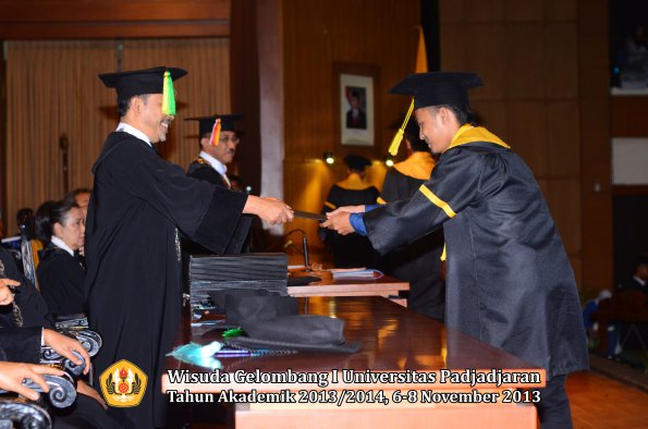 wisuda-unpad-gel-i-ta-2013_2014-fakultas-ilmu-komunikasi-oleh-dekan-113