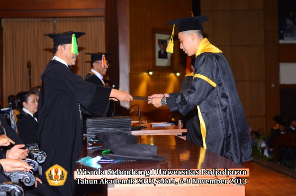 wisuda-unpad-gel-i-ta-2013_2014-fakultas-ilmu-komunikasi-oleh-dekan-115