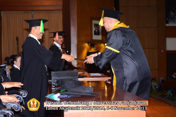 wisuda-unpad-gel-i-ta-2013_2014-fakultas-ilmu-komunikasi-oleh-dekan-117