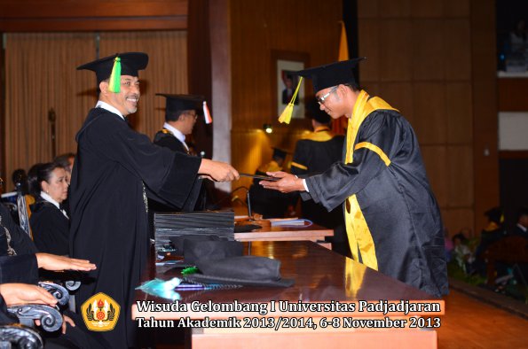 wisuda-unpad-gel-i-ta-2013_2014-fakultas-ilmu-komunikasi-oleh-dekan-118