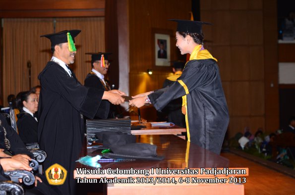 wisuda-unpad-gel-i-ta-2013_2014-fakultas-ilmu-komunikasi-oleh-dekan-119