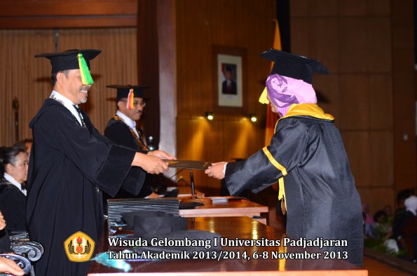 wisuda-unpad-gel-i-ta-2013_2014-fakultas-ilmu-komunikasi-oleh-dekan-126