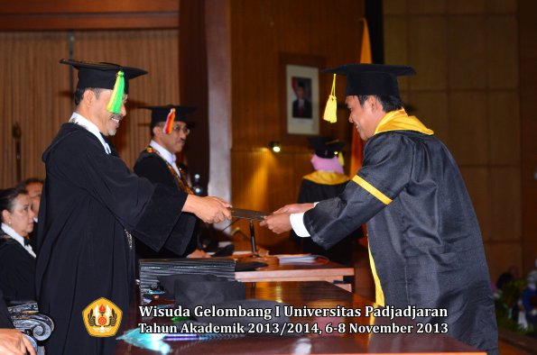 wisuda-unpad-gel-i-ta-2013_2014-fakultas-ilmu-komunikasi-oleh-dekan-127