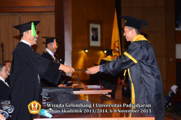 wisuda-unpad-gel-i-ta-2013_2014-fakultas-ilmu-komunikasi-oleh-dekan-128