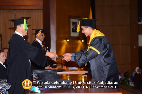 wisuda-unpad-gel-i-ta-2013_2014-fakultas-ilmu-komunikasi-oleh-dekan-130