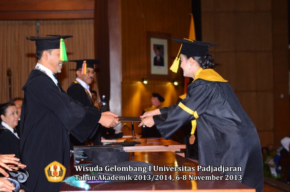 wisuda-unpad-gel-i-ta-2013_2014-fakultas-ilmu-komunikasi-oleh-dekan-136