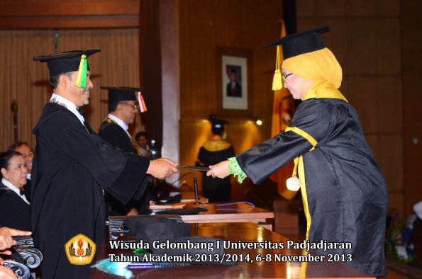 wisuda-unpad-gel-i-ta-2013_2014-fakultas-ilmu-komunikasi-oleh-dekan-138