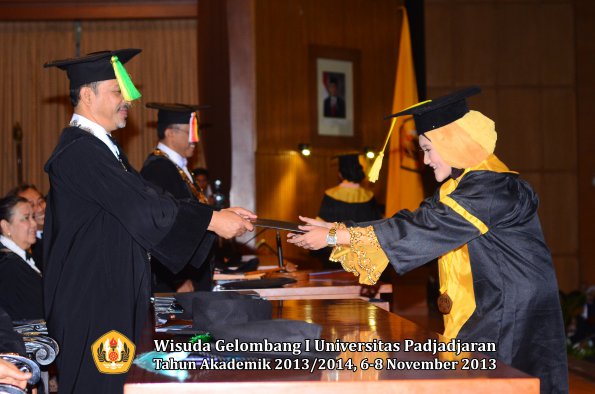 wisuda-unpad-gel-i-ta-2013_2014-fakultas-ilmu-komunikasi-oleh-dekan-140