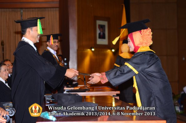 wisuda-unpad-gel-i-ta-2013_2014-fakultas-ilmu-komunikasi-oleh-dekan-141