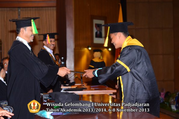 wisuda-unpad-gel-i-ta-2013_2014-fakultas-ilmu-komunikasi-oleh-dekan-142