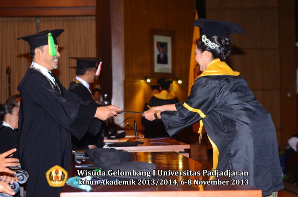 wisuda-unpad-gel-i-ta-2013_2014-fakultas-ilmu-komunikasi-oleh-dekan-143