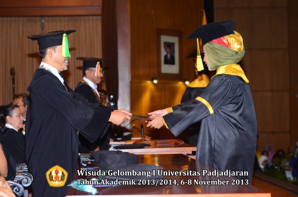 wisuda-unpad-gel-i-ta-2013_2014-fakultas-ilmu-komunikasi-oleh-dekan-144