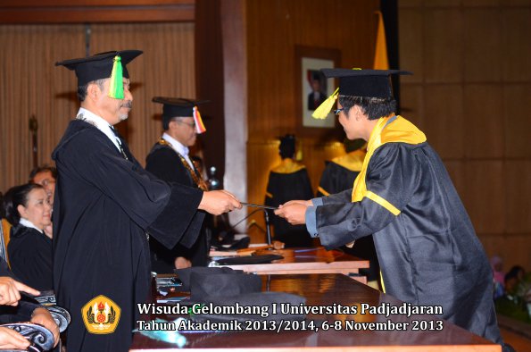 wisuda-unpad-gel-i-ta-2013_2014-fakultas-ilmu-komunikasi-oleh-dekan-145