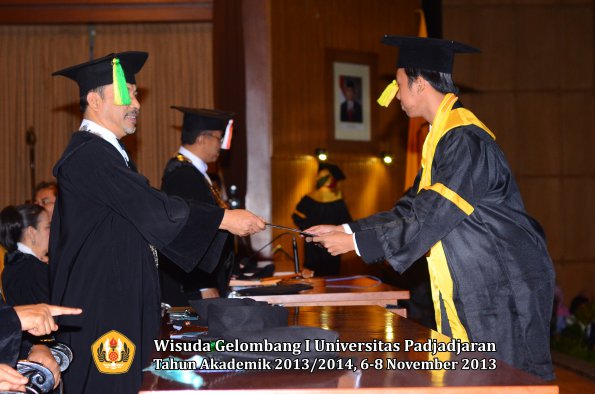 wisuda-unpad-gel-i-ta-2013_2014-fakultas-ilmu-komunikasi-oleh-dekan-146