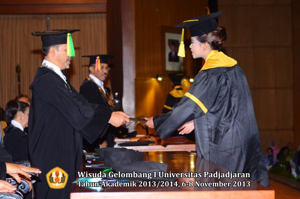 wisuda-unpad-gel-i-ta-2013_2014-fakultas-ilmu-komunikasi-oleh-dekan-147