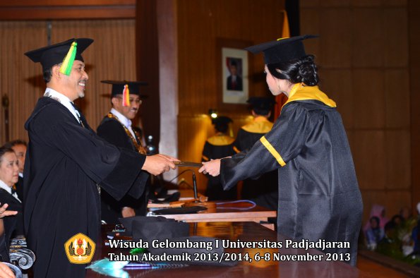 wisuda-unpad-gel-i-ta-2013_2014-fakultas-ilmu-komunikasi-oleh-dekan-150