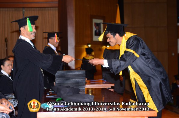 wisuda-unpad-gel-i-ta-2013_2014-fakultas-ilmu-komunikasi-oleh-dekan-152