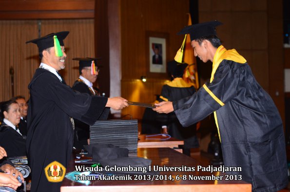 wisuda-unpad-gel-i-ta-2013_2014-fakultas-ilmu-komunikasi-oleh-dekan-153