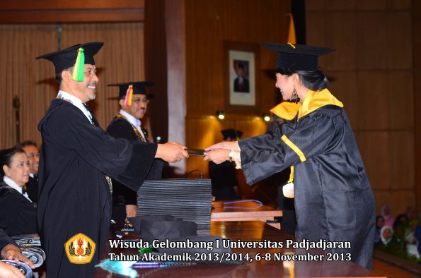 wisuda-unpad-gel-i-ta-2013_2014-fakultas-ilmu-komunikasi-oleh-dekan-154