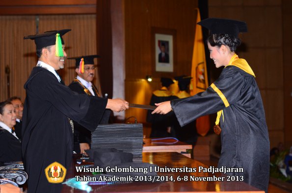 wisuda-unpad-gel-i-ta-2013_2014-fakultas-ilmu-komunikasi-oleh-dekan-155