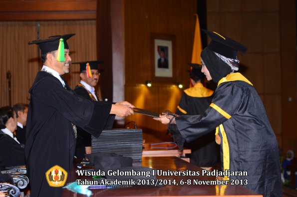 wisuda-unpad-gel-i-ta-2013_2014-fakultas-ilmu-komunikasi-oleh-dekan-156