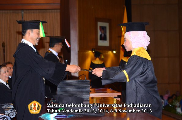 wisuda-unpad-gel-i-ta-2013_2014-fakultas-ilmu-komunikasi-oleh-dekan-157