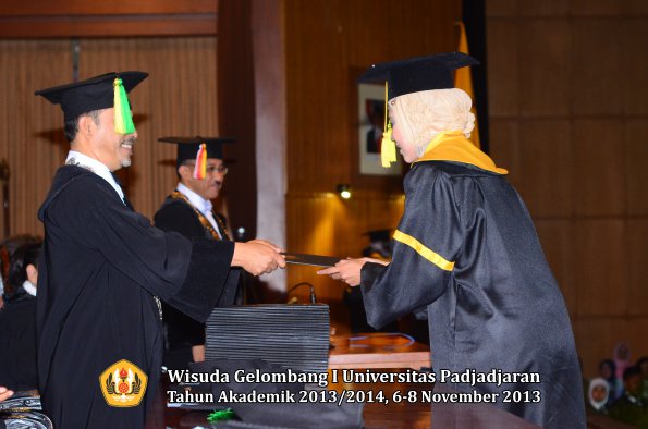 wisuda-unpad-gel-i-ta-2013_2014-fakultas-ilmu-komunikasi-oleh-dekan-158