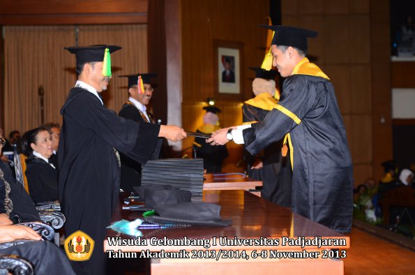 wisuda-unpad-gel-i-ta-2013_2014-fakultas-ilmu-komunikasi-oleh-dekan-159