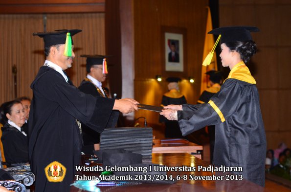 wisuda-unpad-gel-i-ta-2013_2014-fakultas-ilmu-komunikasi-oleh-dekan-160