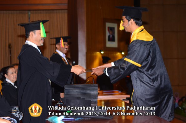 wisuda-unpad-gel-i-ta-2013_2014-fakultas-ilmu-komunikasi-oleh-dekan-162