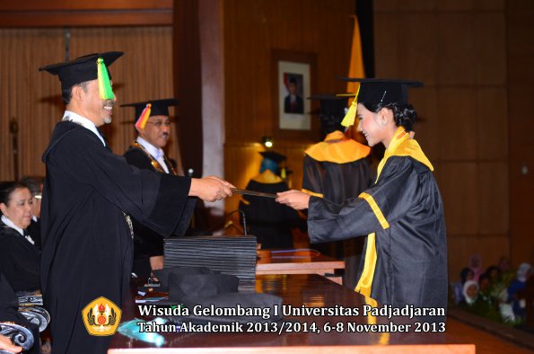 wisuda-unpad-gel-i-ta-2013_2014-fakultas-ilmu-komunikasi-oleh-dekan-166