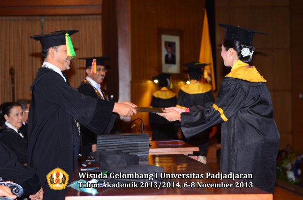 wisuda-unpad-gel-i-ta-2013_2014-fakultas-ilmu-komunikasi-oleh-dekan-167